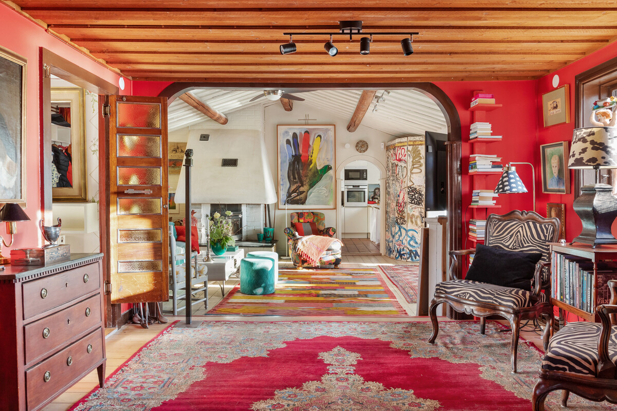 Hall som leder in till vardagsrum