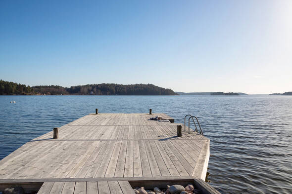 Stor brygganläggning med segeldjup