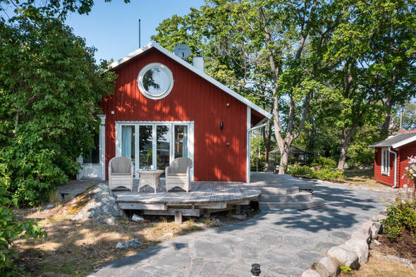 Huvudbyggnad och friggebod