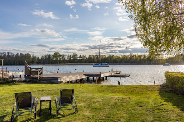 Sjötomt i väster med stor brygga