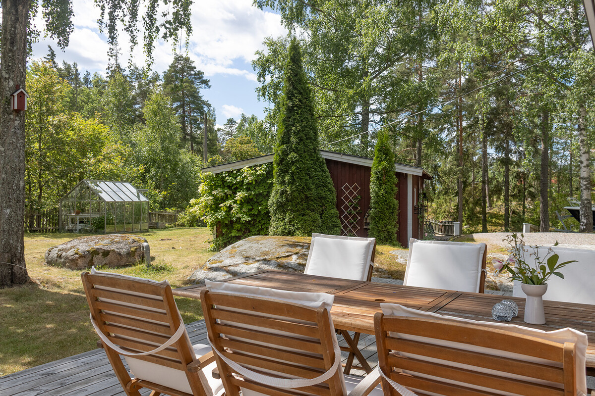 Altan med vy mot växthus och garage