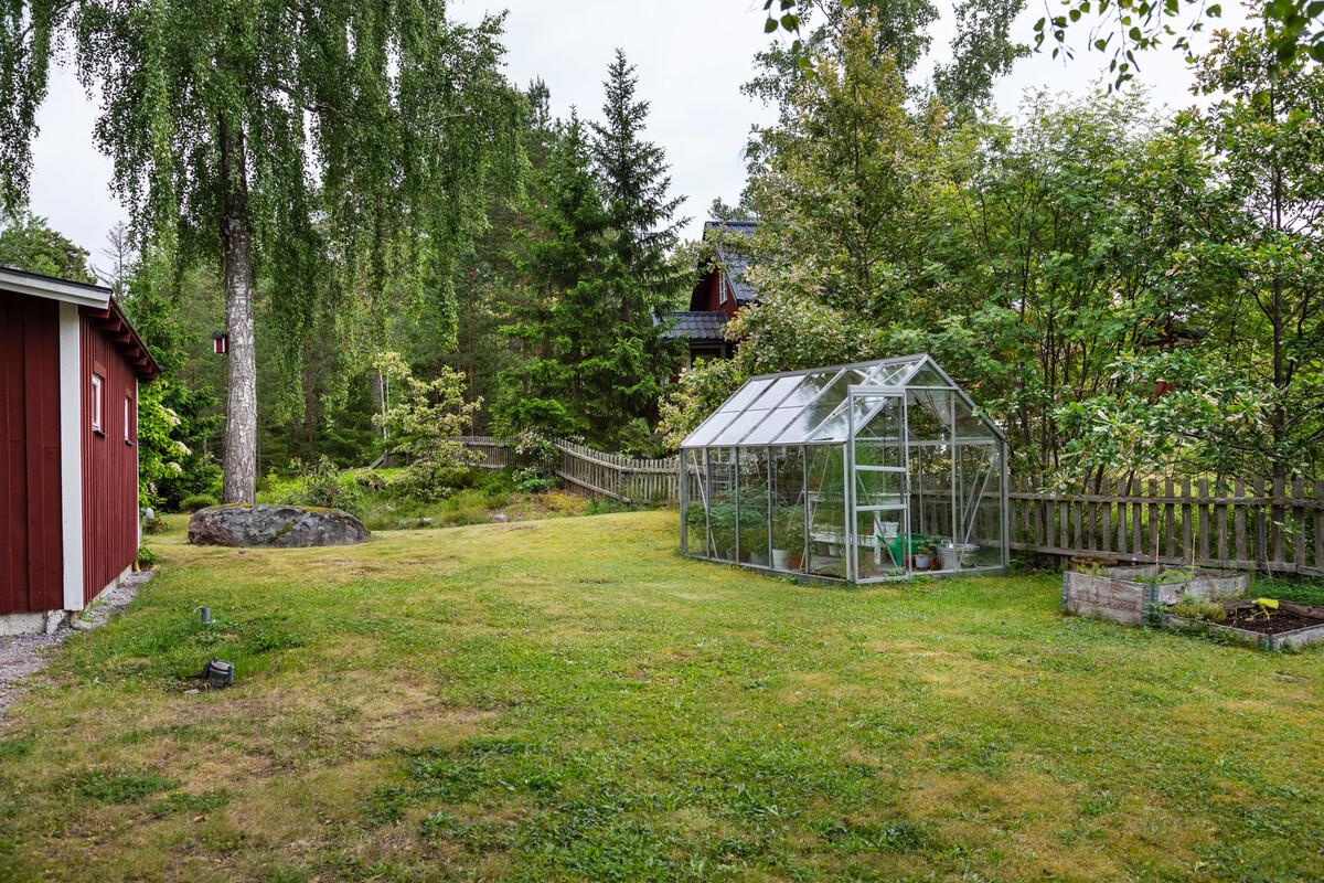 Växthus och gavel på garage