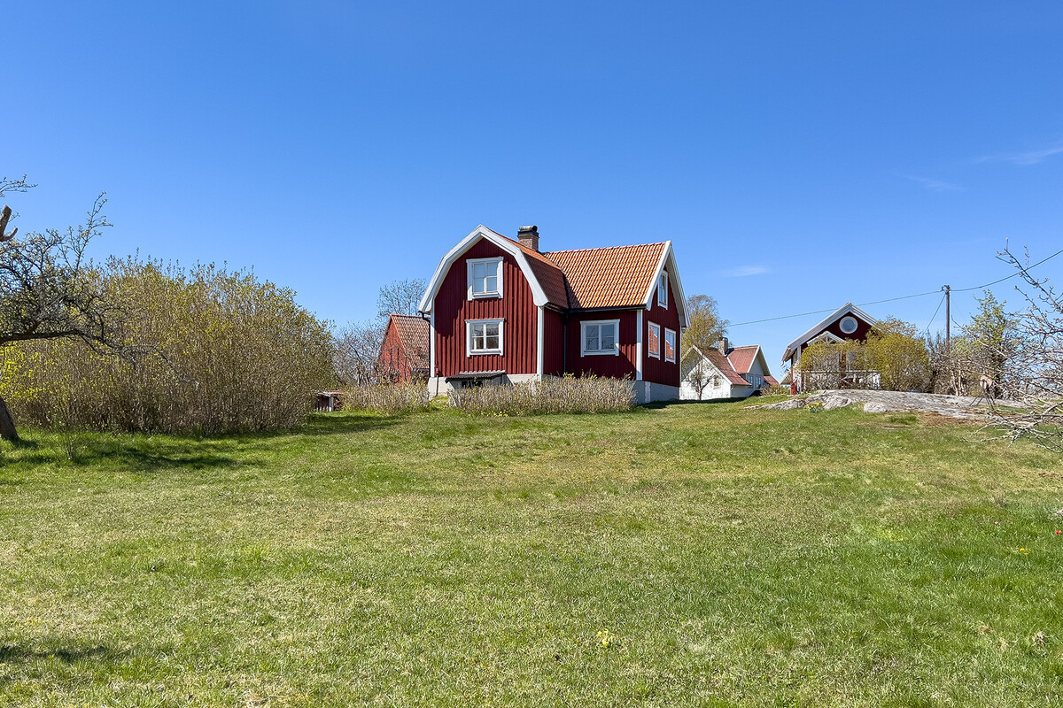 Stor och härlig tomt mitt i byn