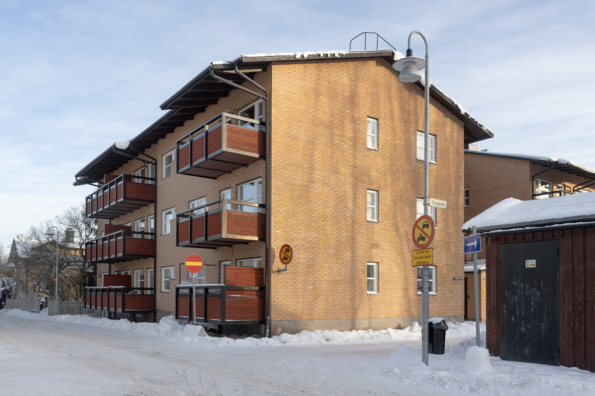 Fasad med balkong mot Trädgårdsgatan