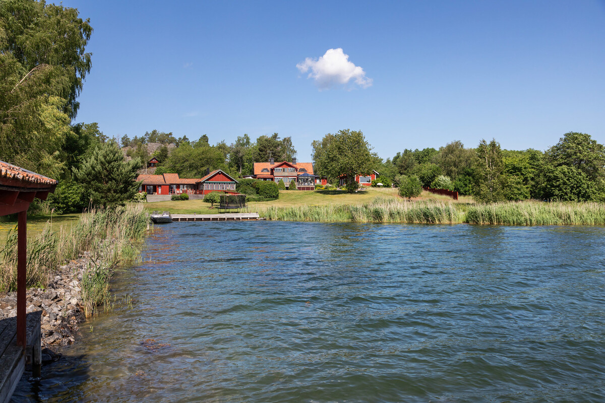 Från bastun mot gården