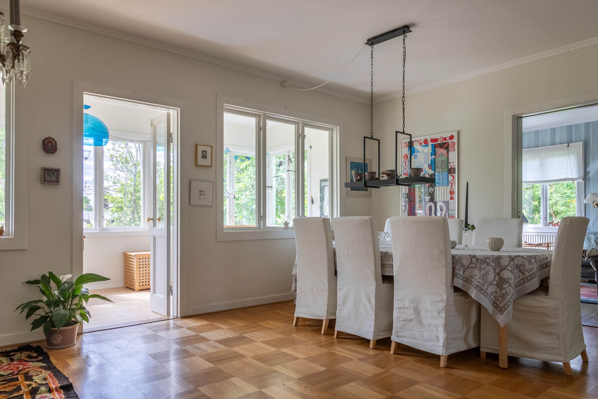Sällskapsrummet och glasverandan