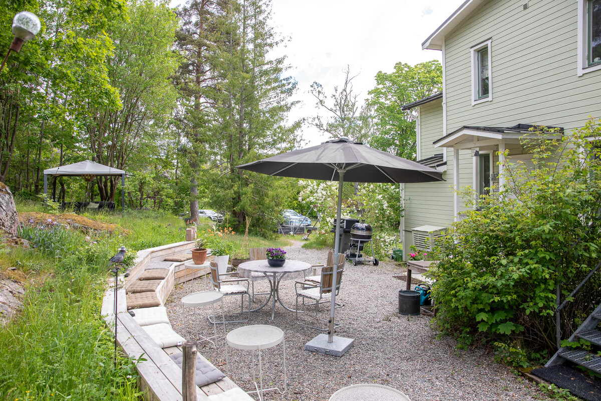 Solig plats för grillmiddagar