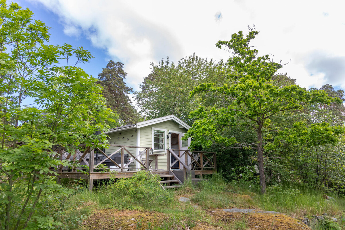 Gäststuga på berget bakom huset