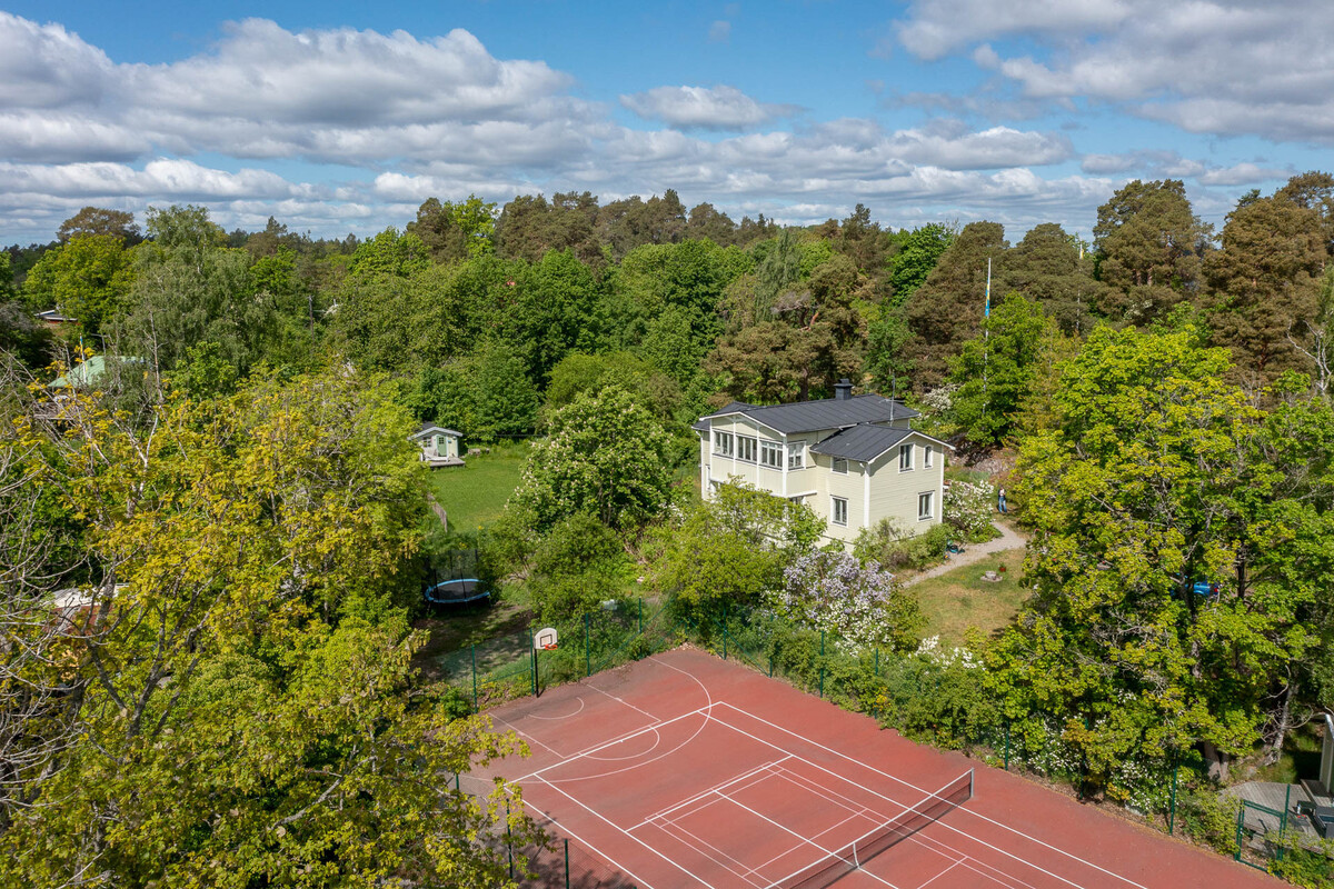 Granne med privat tennisbana - möjlighet till spel