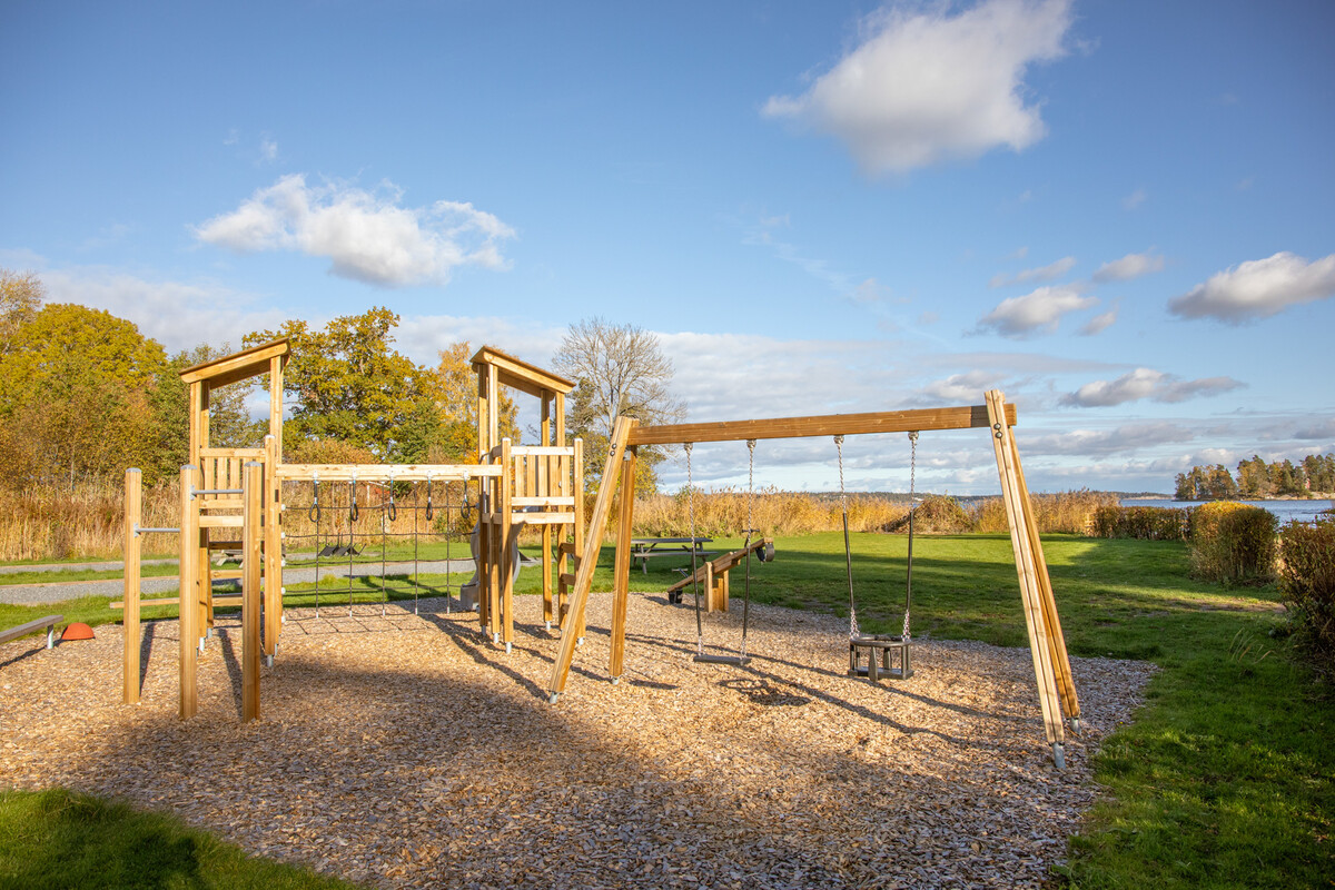 Lekplats intill badet