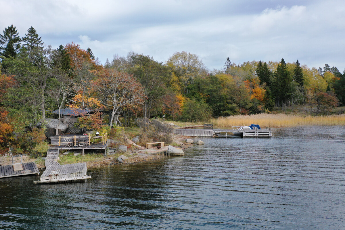 Badbrygga och uteplats i sydvästläge