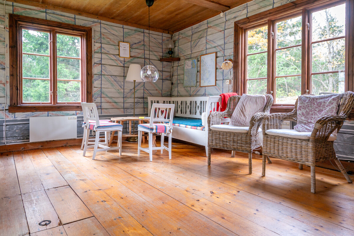 Sal med furugolv och vackert målade timrade väggar