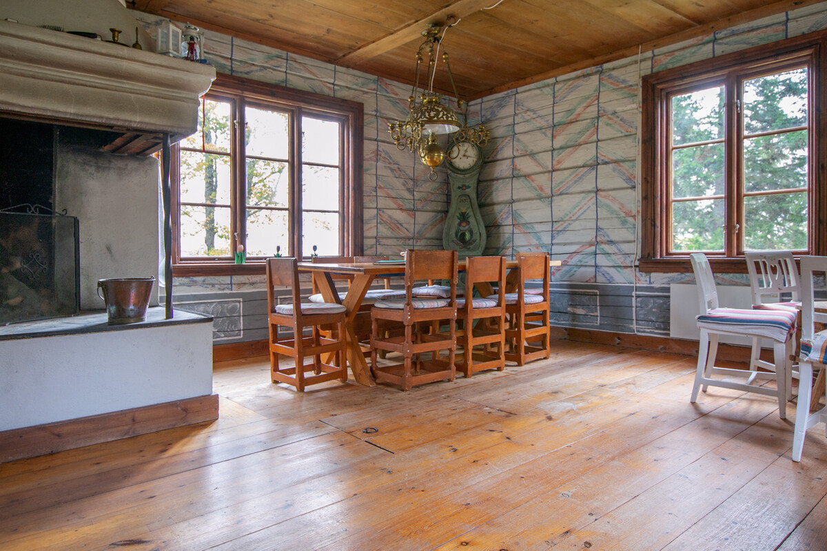 Sal med matplats och vackert målade timrade väggar