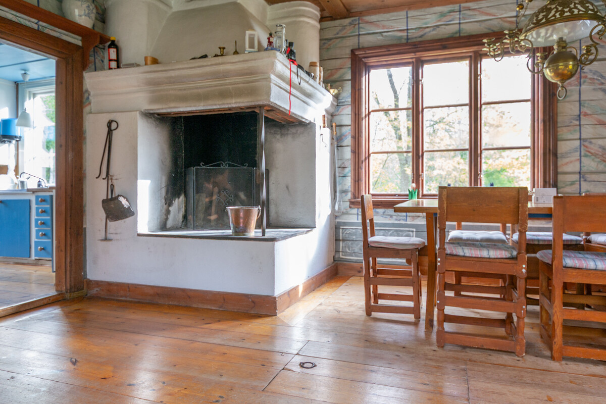 Sal med murad öppen spis