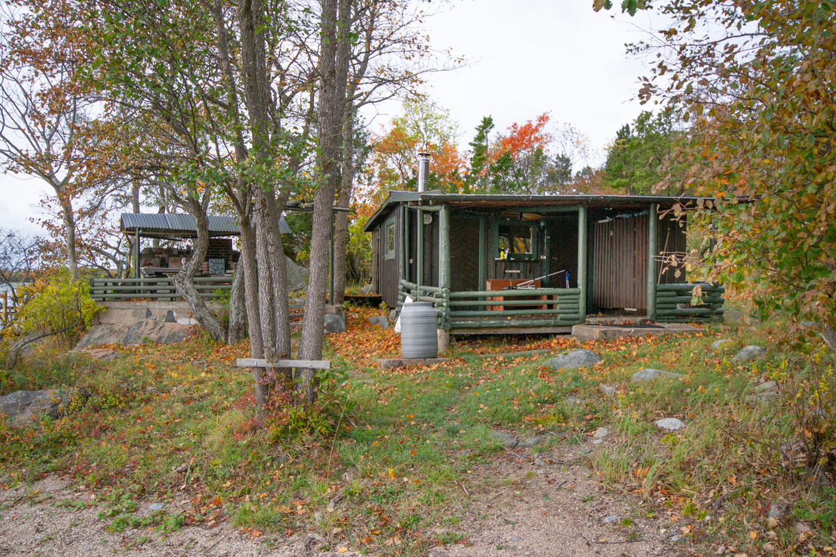 Vedeldad bastu, snickarbod och veranda vid stranden