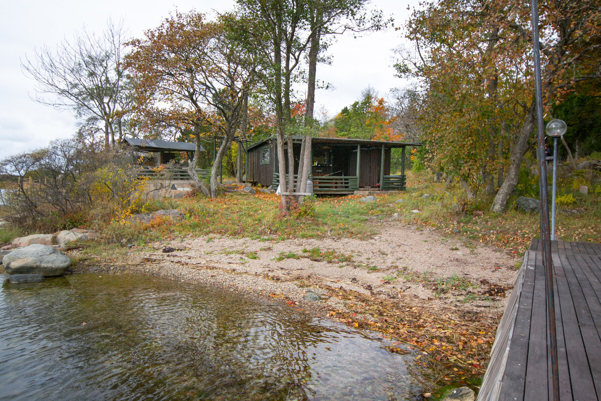 Stranden, vedeldad bastu samt utegrill