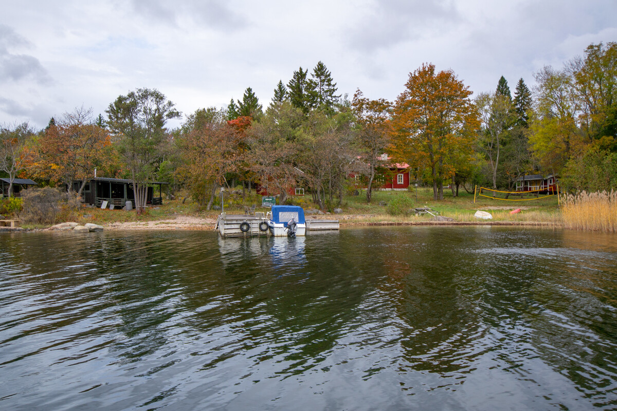 Söderläge med brygga och sandstrand