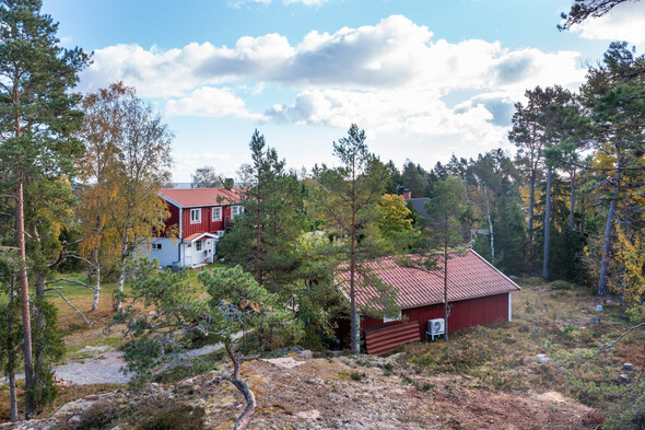 Huset till höger, grannen framför och Ålands hav i bakgrunden