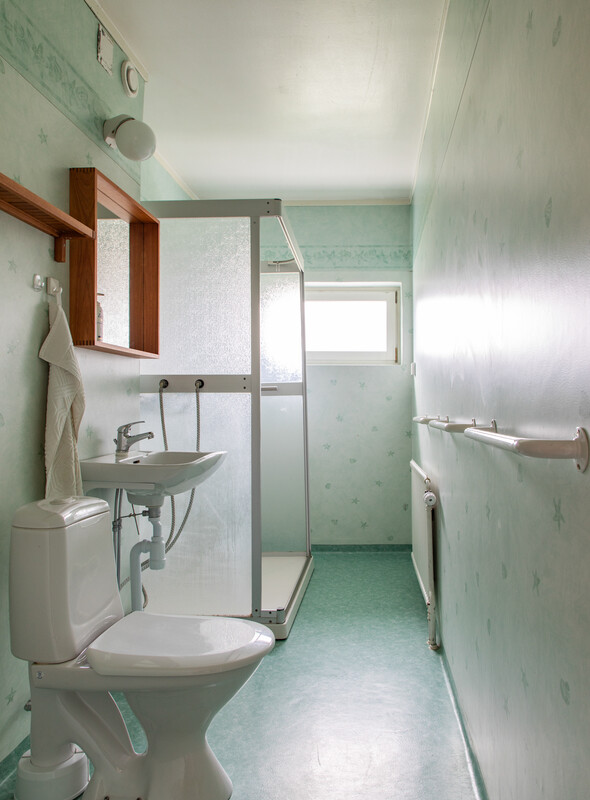 Duschrum med duschkabin och uttag för tvättmaskin