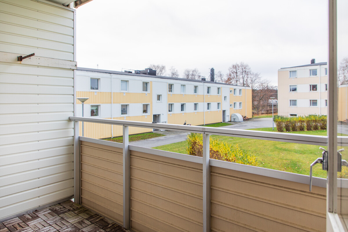 Balkong i väster med trälagt golv