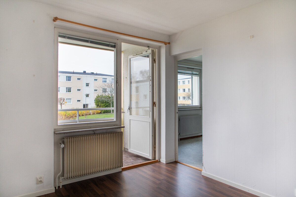 Sovrum med balkong och tillgång till köket