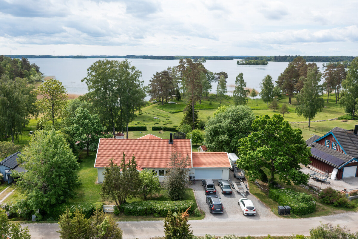 Gott om plats för bilar - både inne och ute