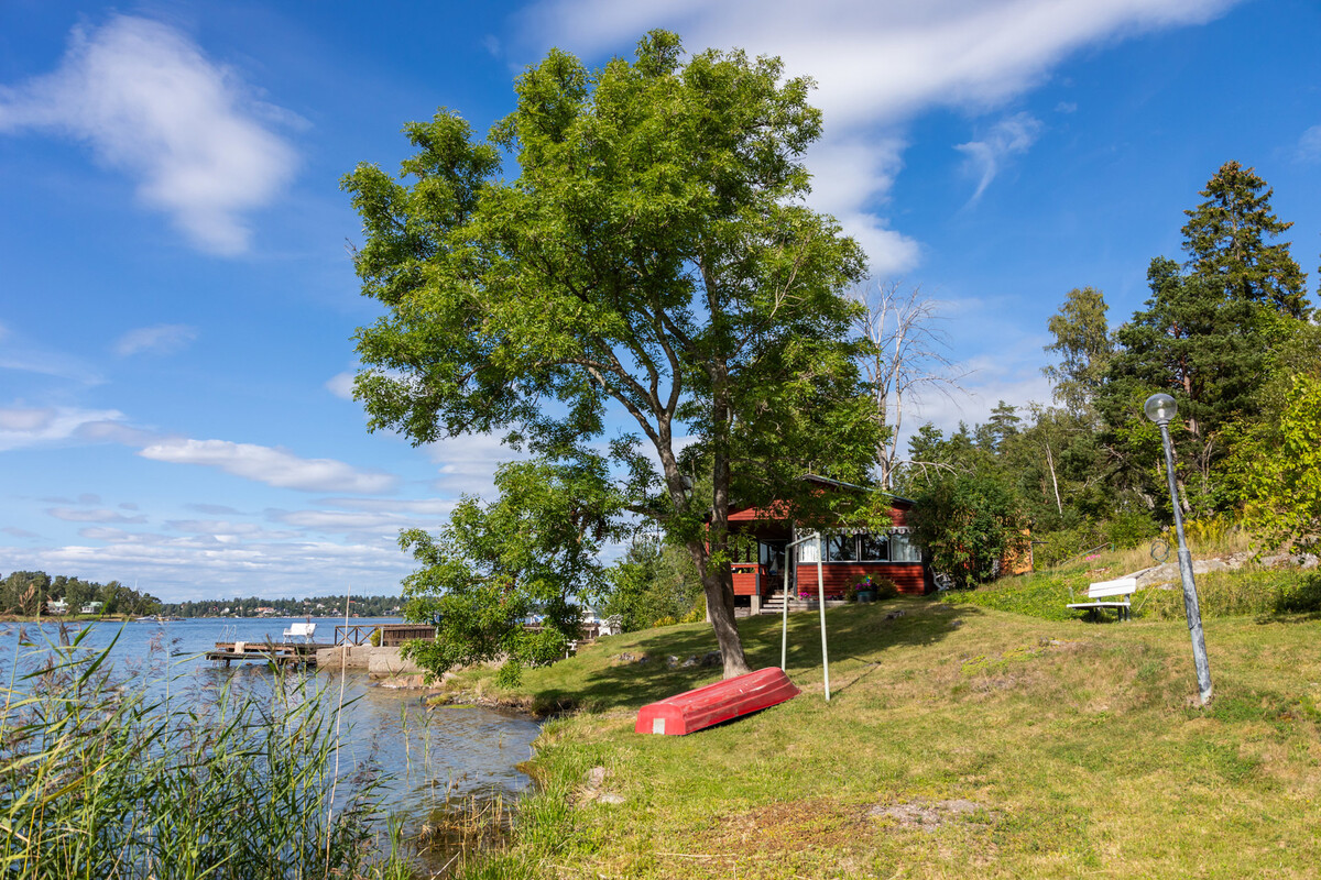 Huvudbyggnad och strandlinjen