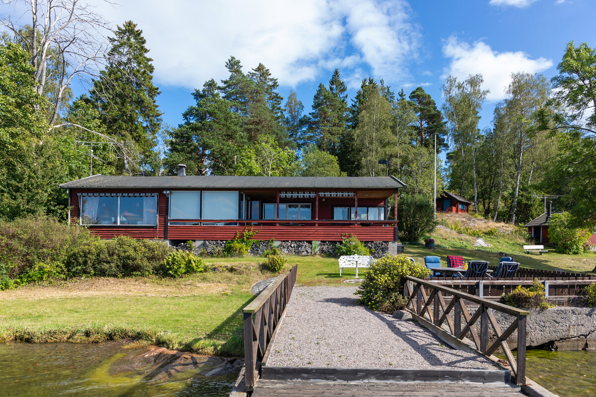 Huvudbyggnad sett från bryggan