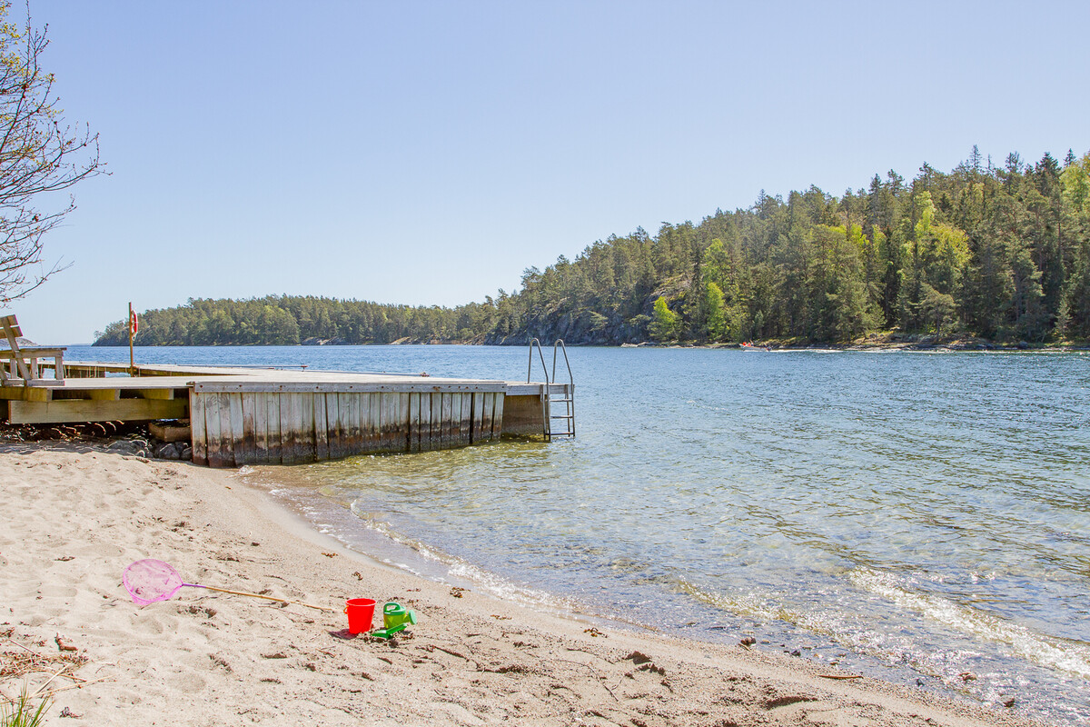 Strand intill båtplatserna