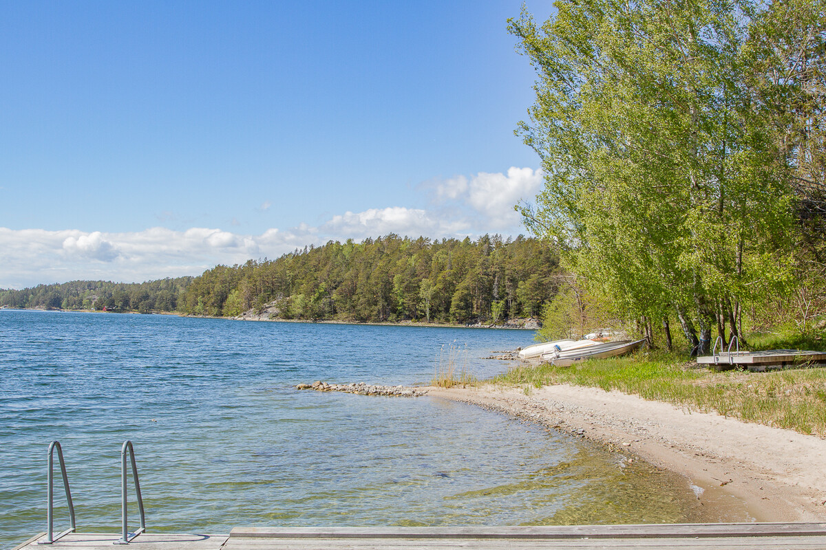 Strand intill båtplatserna