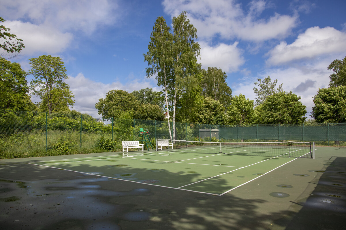 Tennisbanor intill paviljongen
