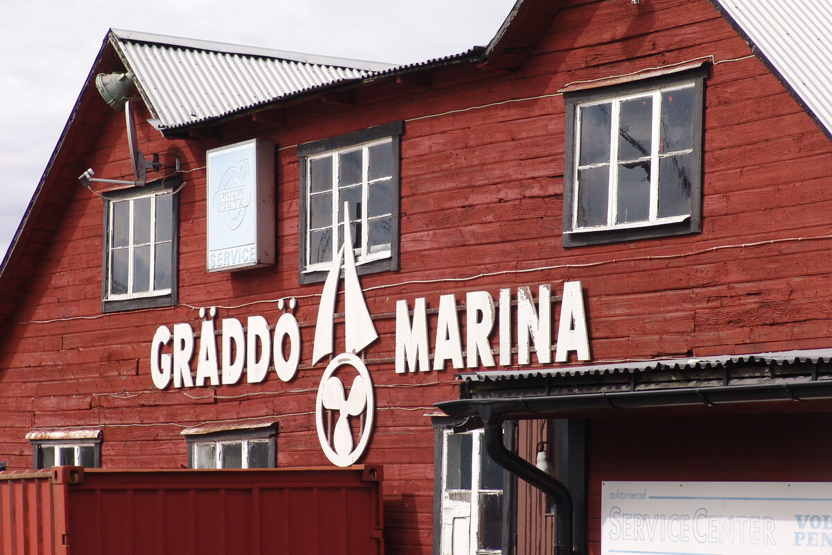 För bil-och båtplats på fastlandet rekommenderas att söka plats på Gräddö Marina