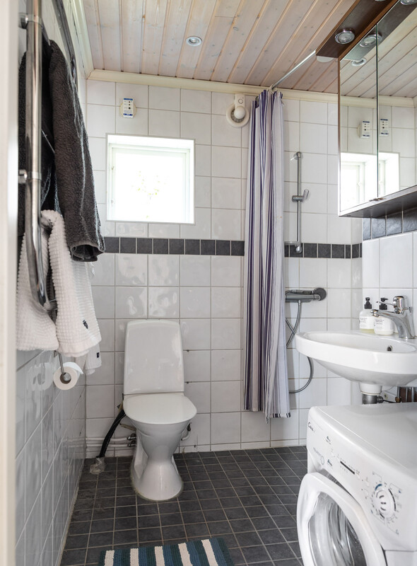 Badrum med wc och dusch