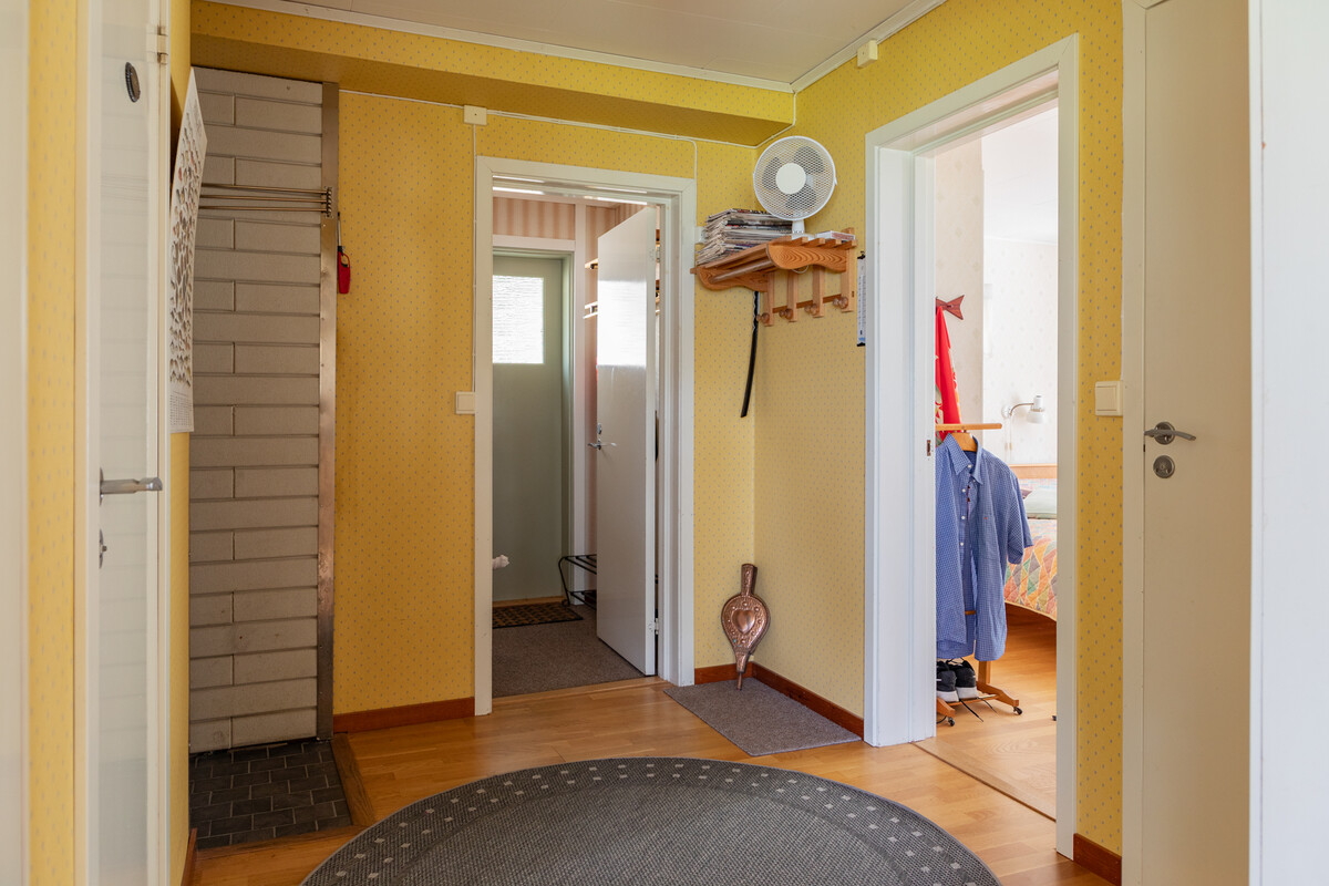Inre hall med parkettgolv