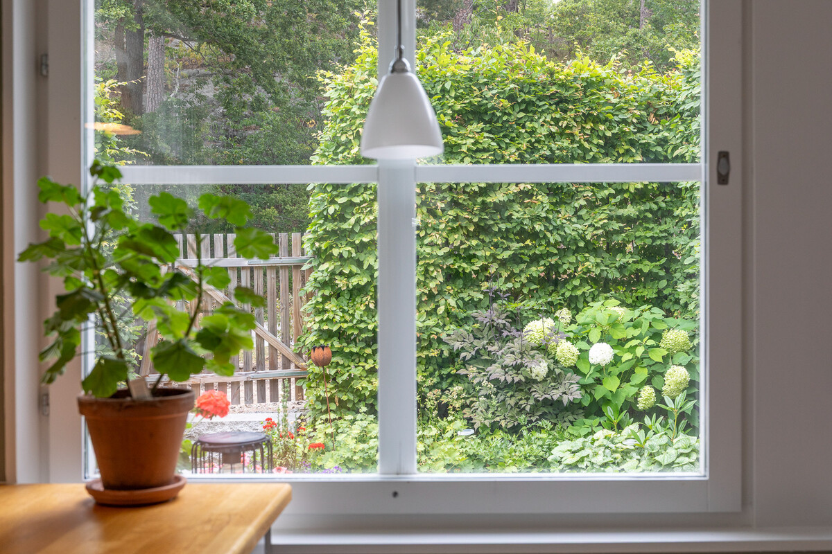 Vy från kök med entrén