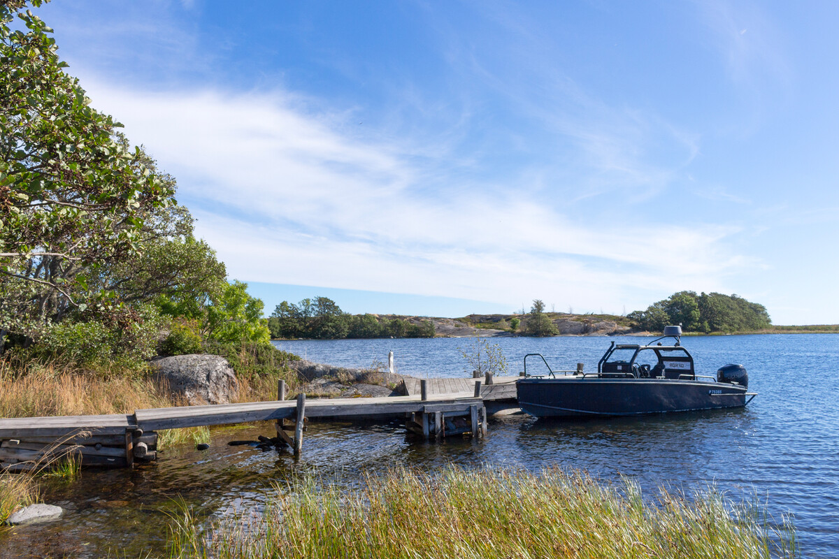 Djup mot bryggan för segelbåtar