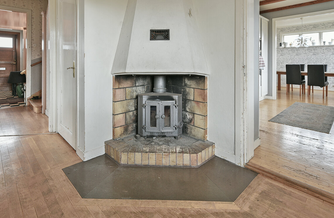 Öppen spis med insats i vardagsrummet Öppen spis med insats i vardagsrummet