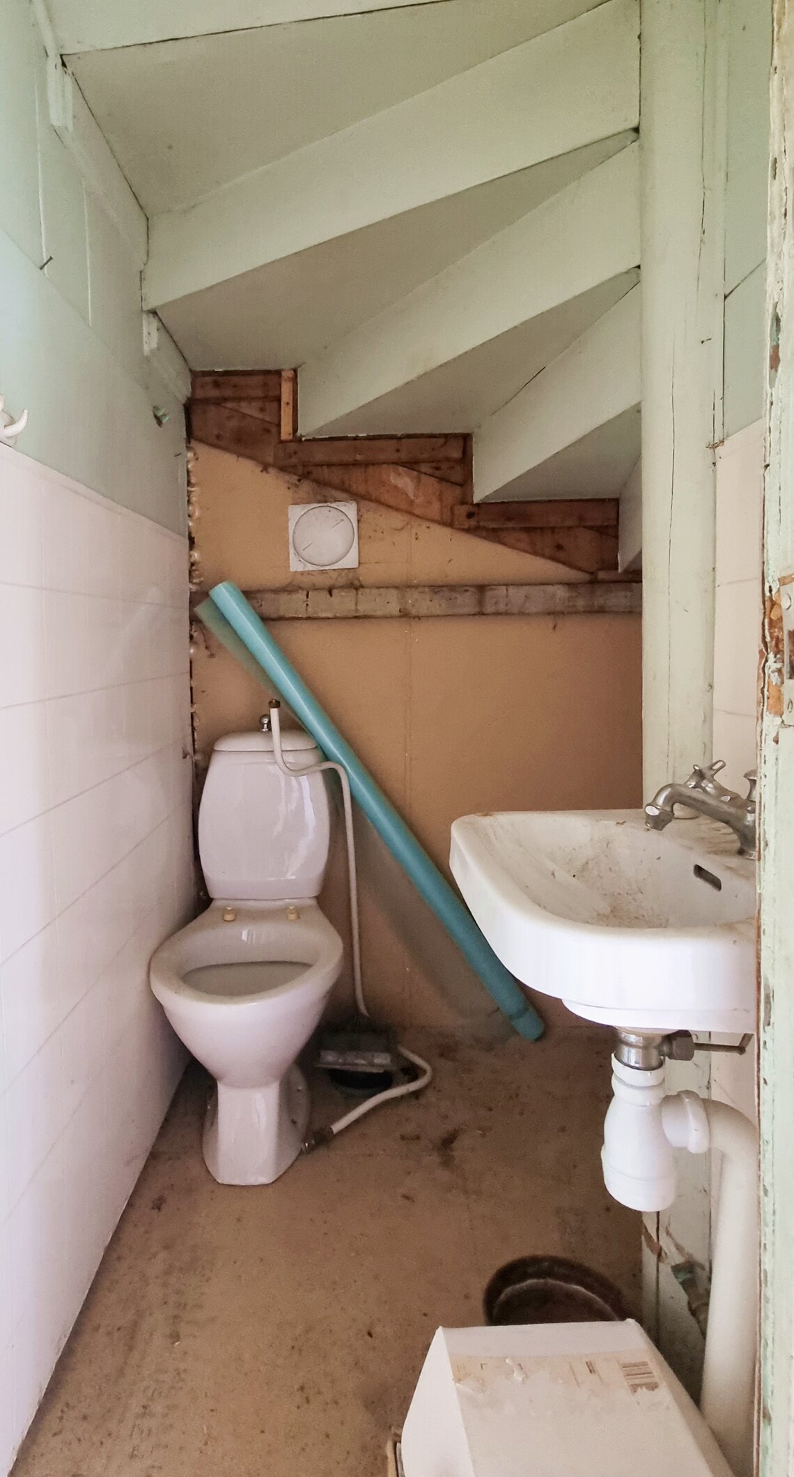 Utrymme under trappan tänkt som toalett. OBS! Ej installerad. Utrymme under trappan tänkt som toalett. OBS! Ej installerad.