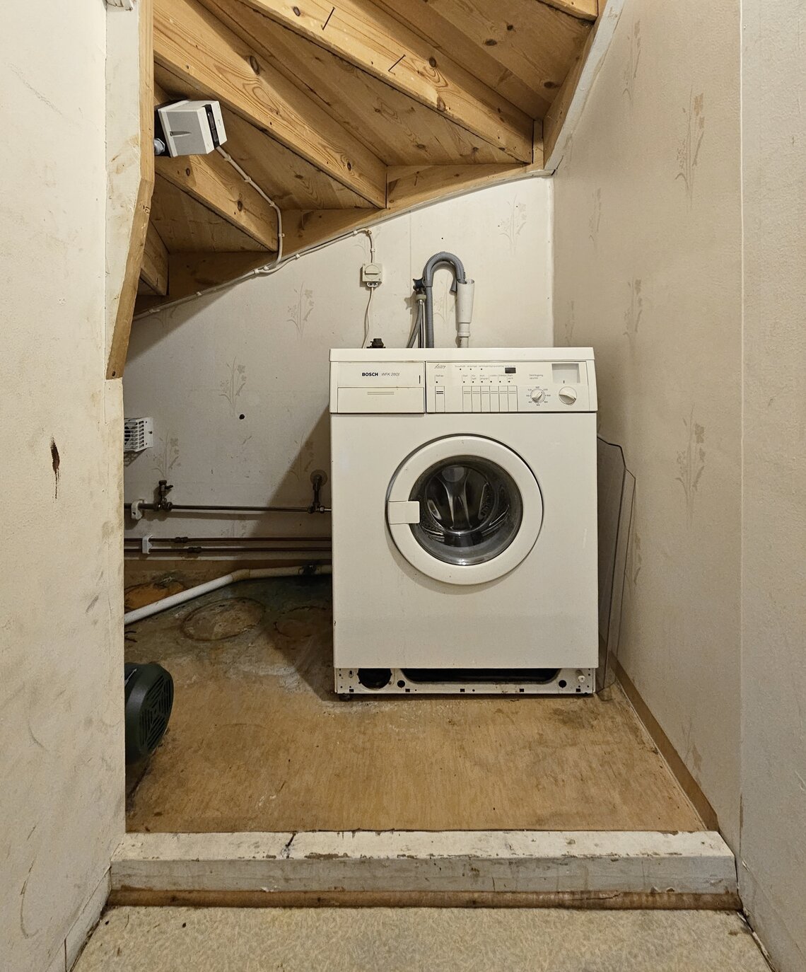 Rum med tvättmaskin och inkommande vatten Rum med tvättmaskin och inkommande vatten