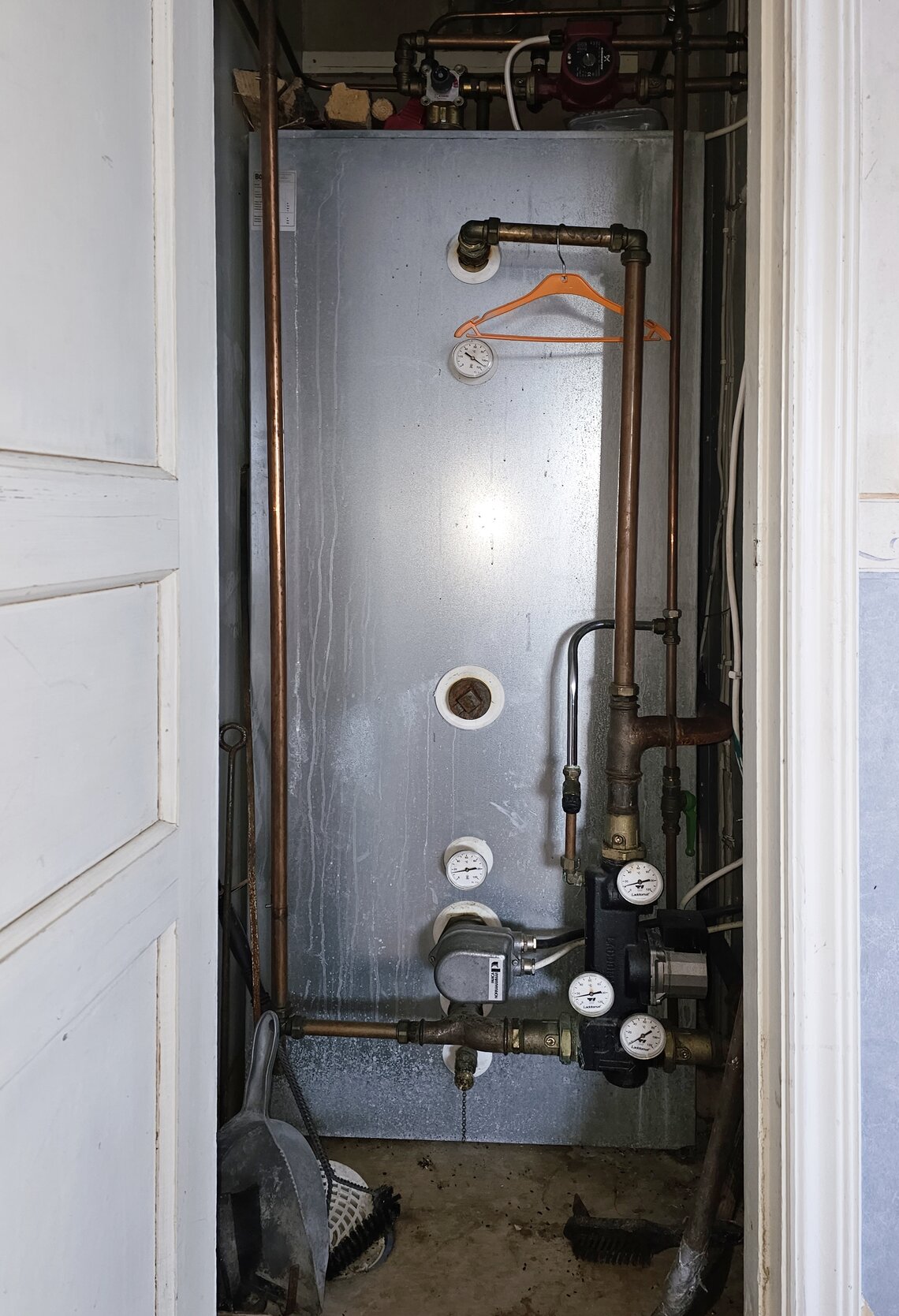 Ackumulatortank i kök Ackumulatortank i kök