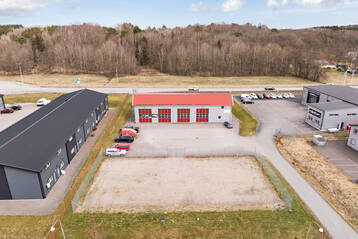 Industrifastighet med lager- och kontorsytor med möjlighet till styckning och nybyggnation